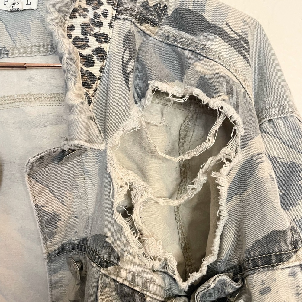 POL Distressed Camo Leopard Patchwork Denim Jacke… - image 5
